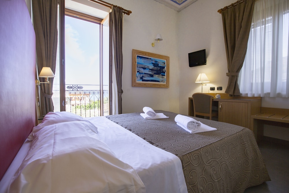 ROOM, DOUBLE BED, SEA VIEW