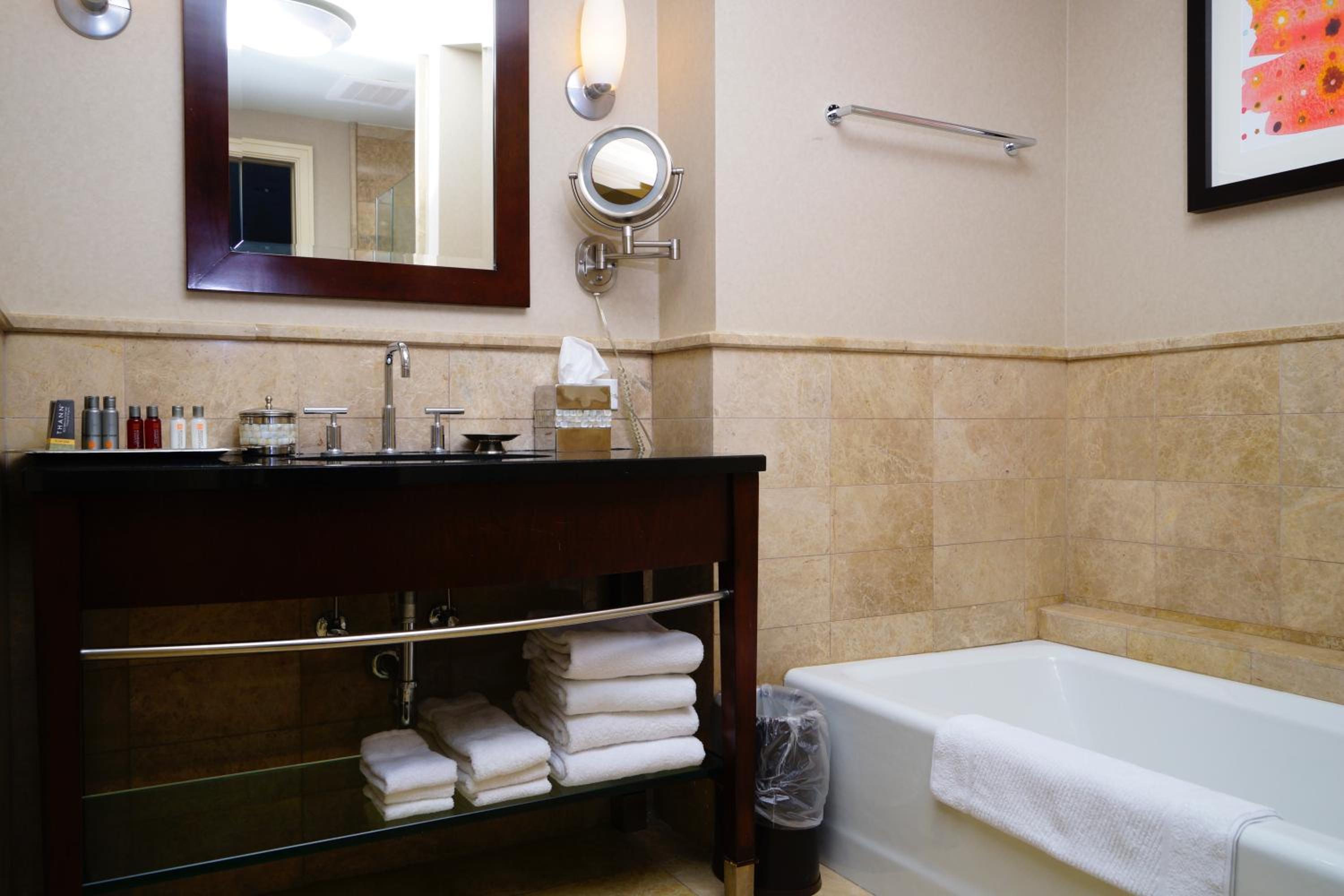 جناح كبير بإطلالة على البحر بشرفة بغرفتي نوم، Palm Beach Singer Island Resort and Spa Luxury Suites 5/5
