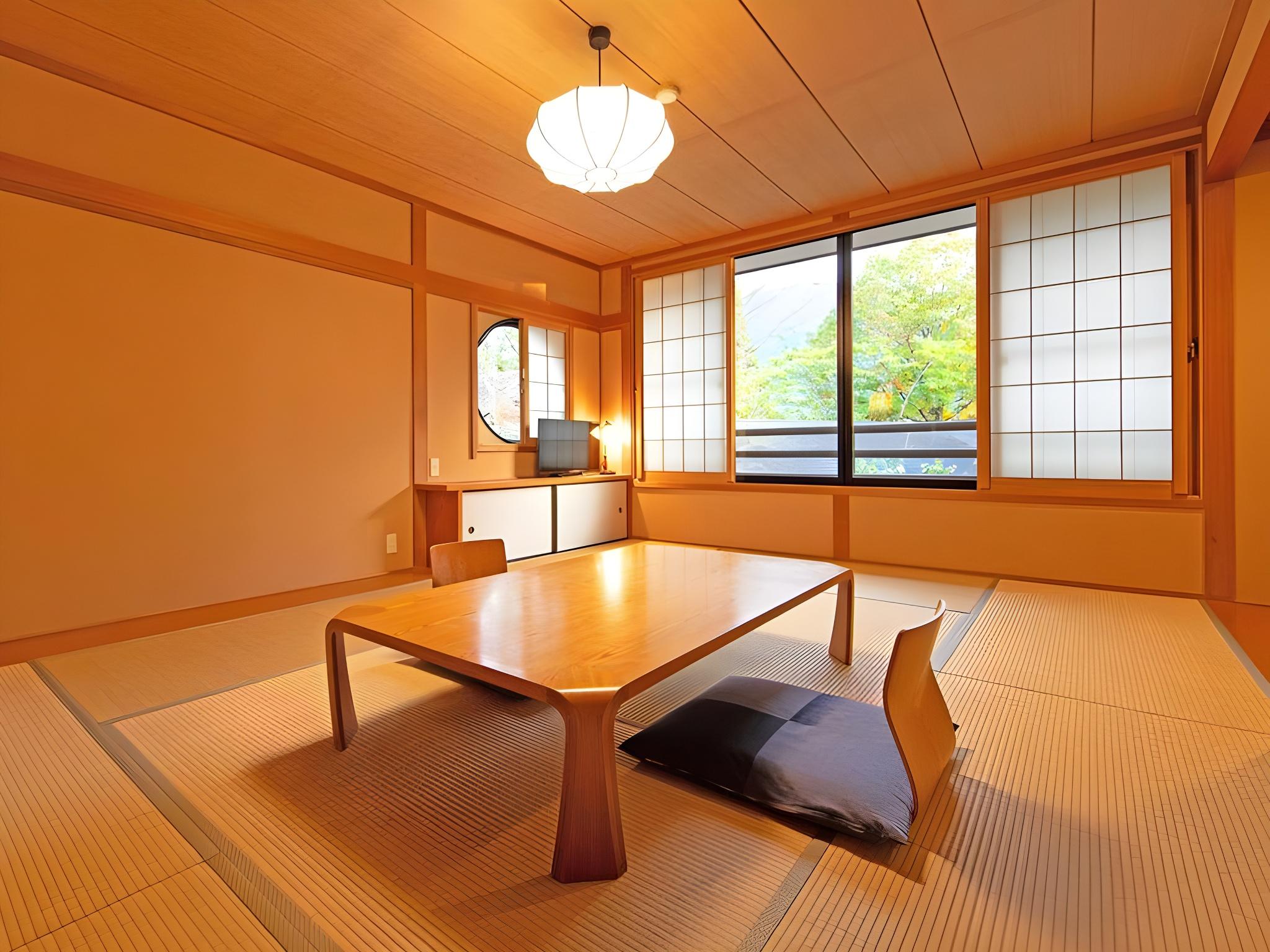 JAPANESE, SHARED BATHROOM