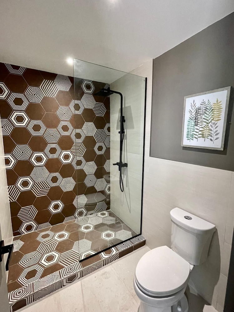 La Buena Vida Inn 46/50
