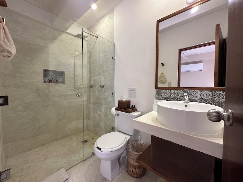 Noah Beach Hotel and Suites 54/55