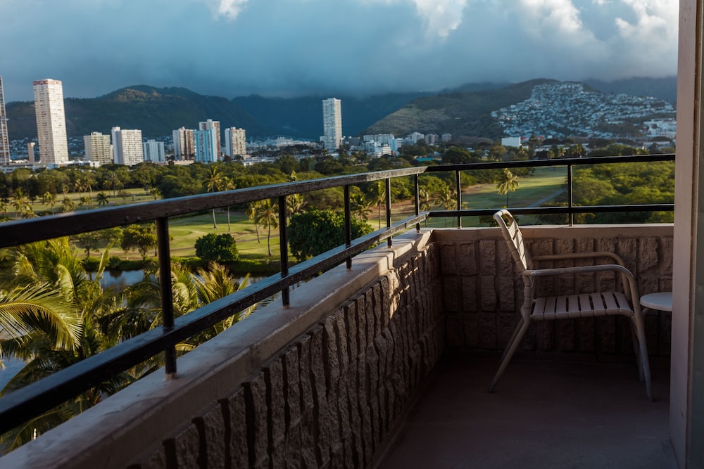 Wayfinder Waikiki 3/45