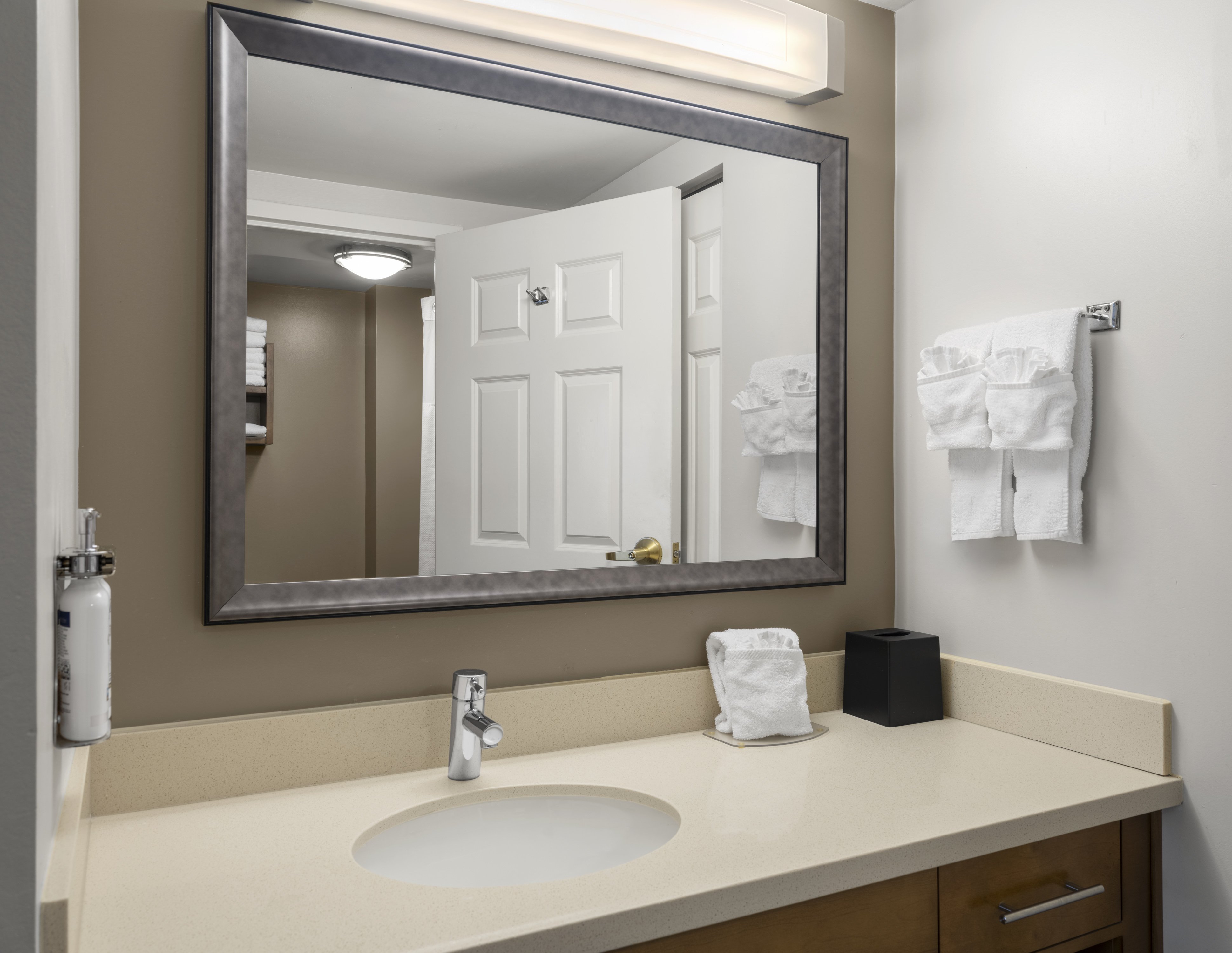 Staybridge Suites Indianapolis Airport 70/70