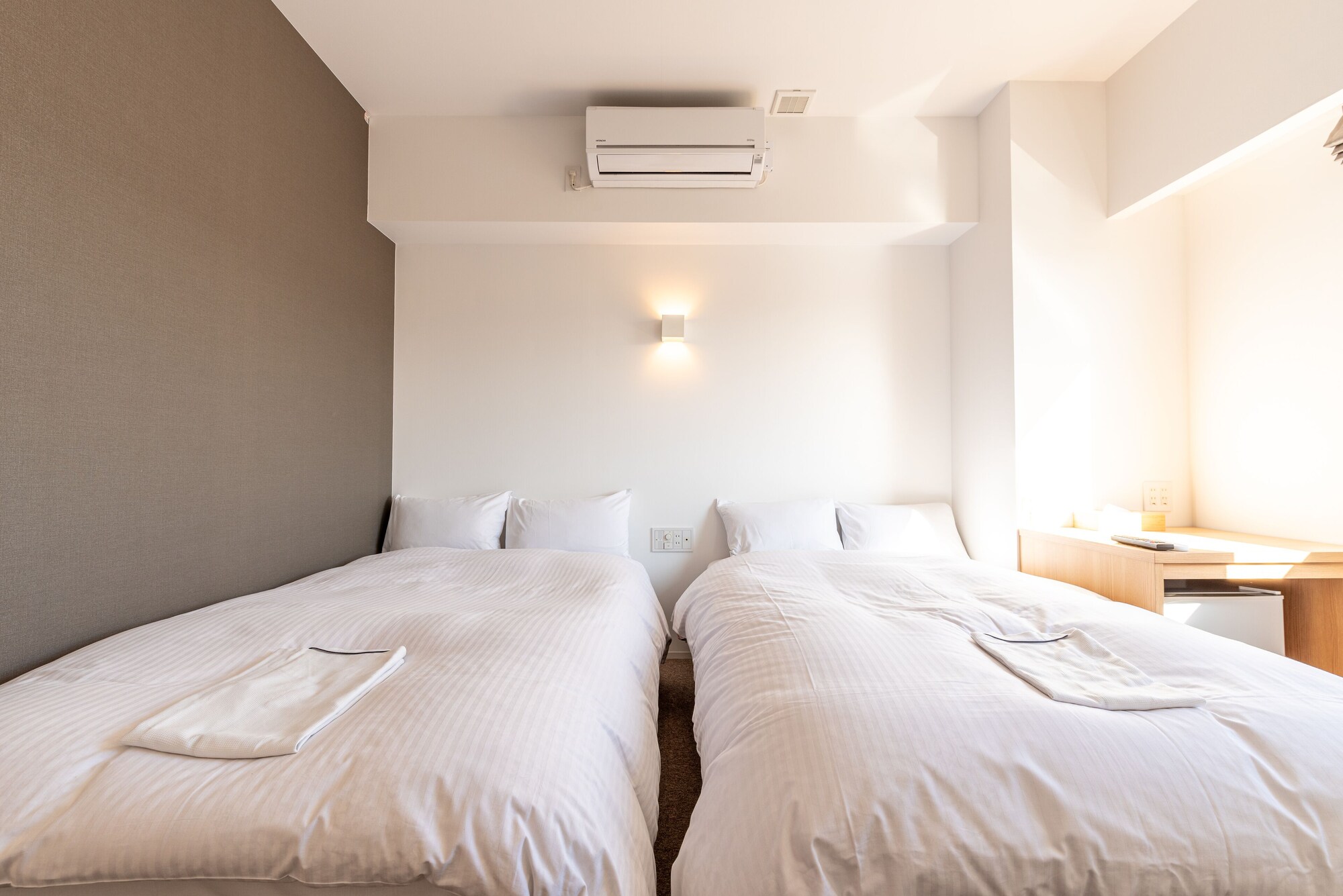 ROOM, TWIN BEDS