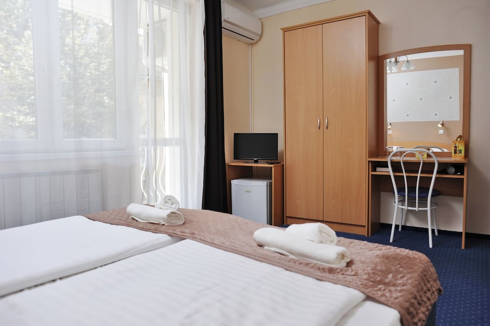 Hotel Papillon 7/50