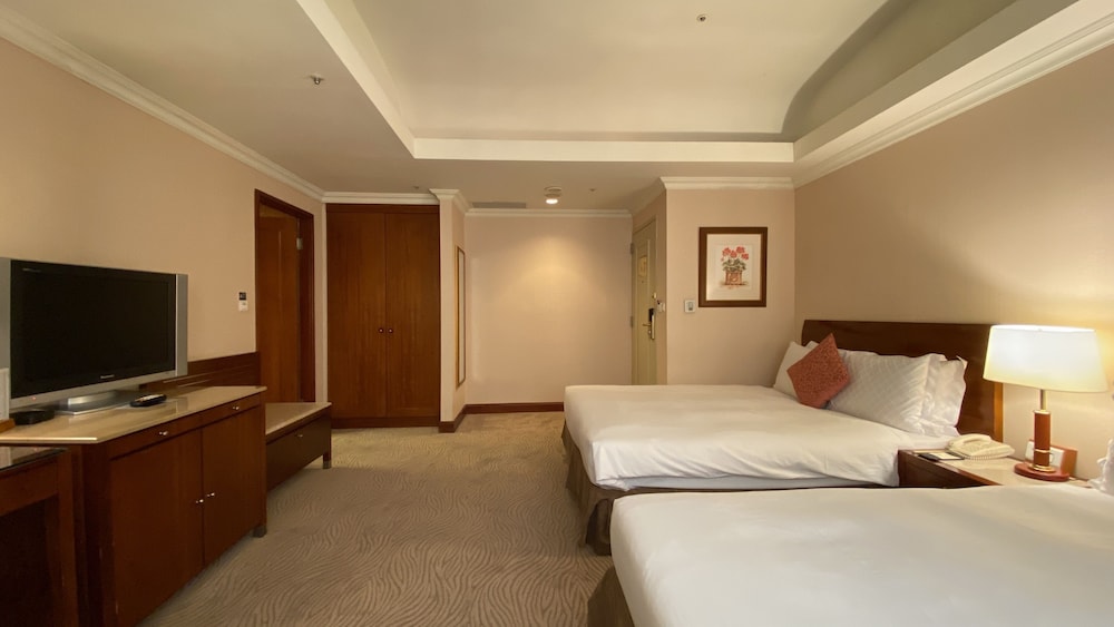 Monarch Plaza Hotel 12/47