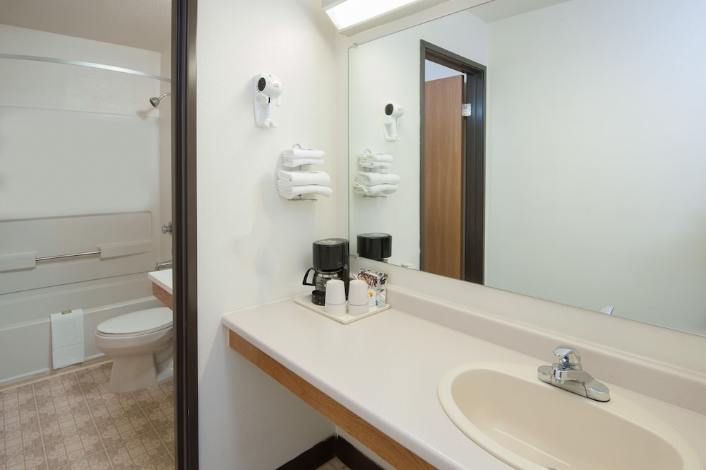Super 8 by Wyndham Salmon Arm 8/35