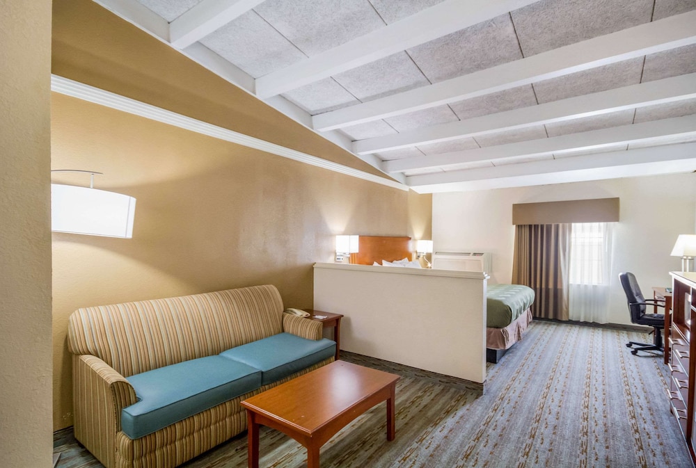 Quality Inn & Suites Kansas City - Independence I-70 East 25/34