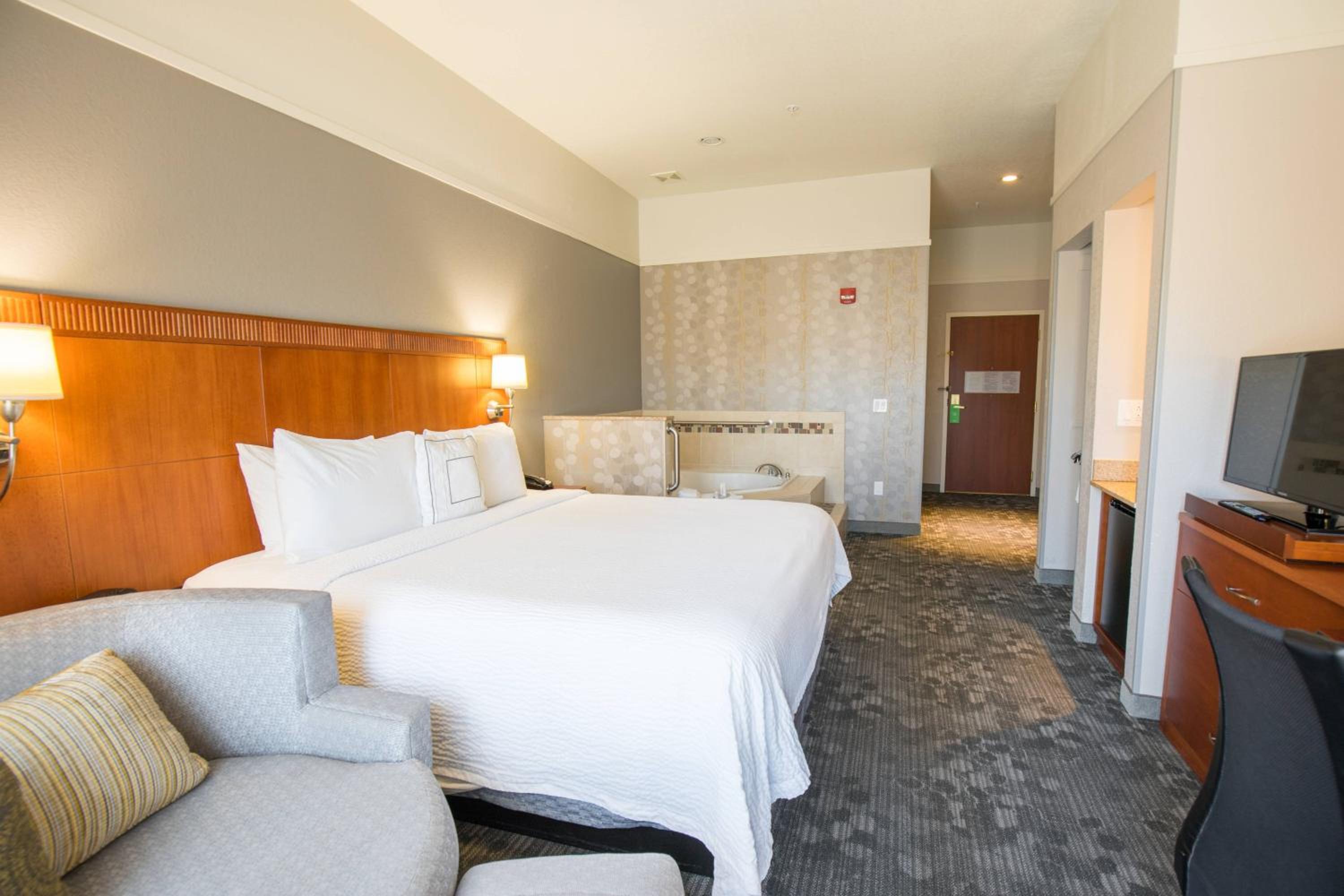 Specialty, King Bed, Bathtub, Accessible