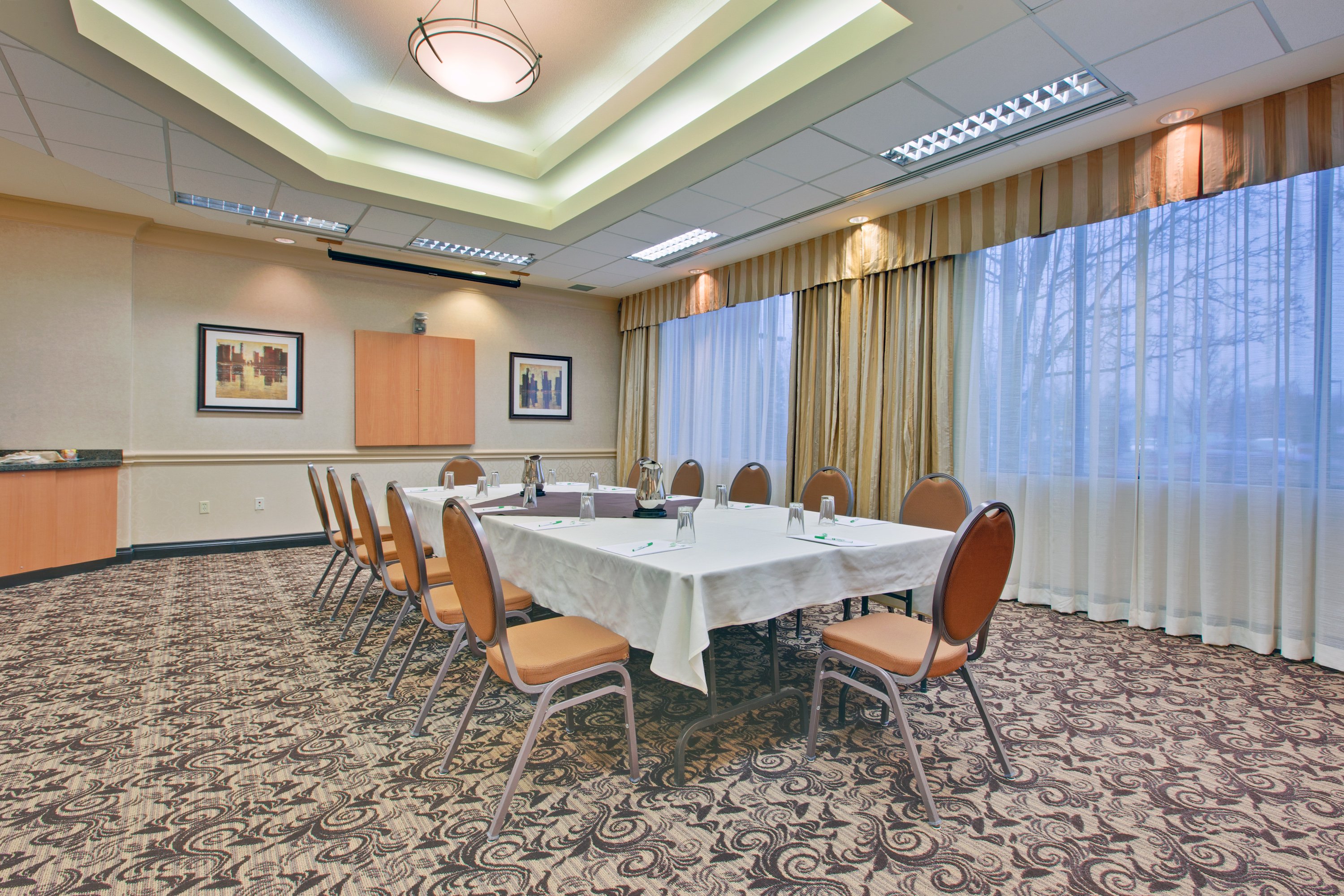 Holiday Inn Suites Windsor Ambassador Bridge 63/72