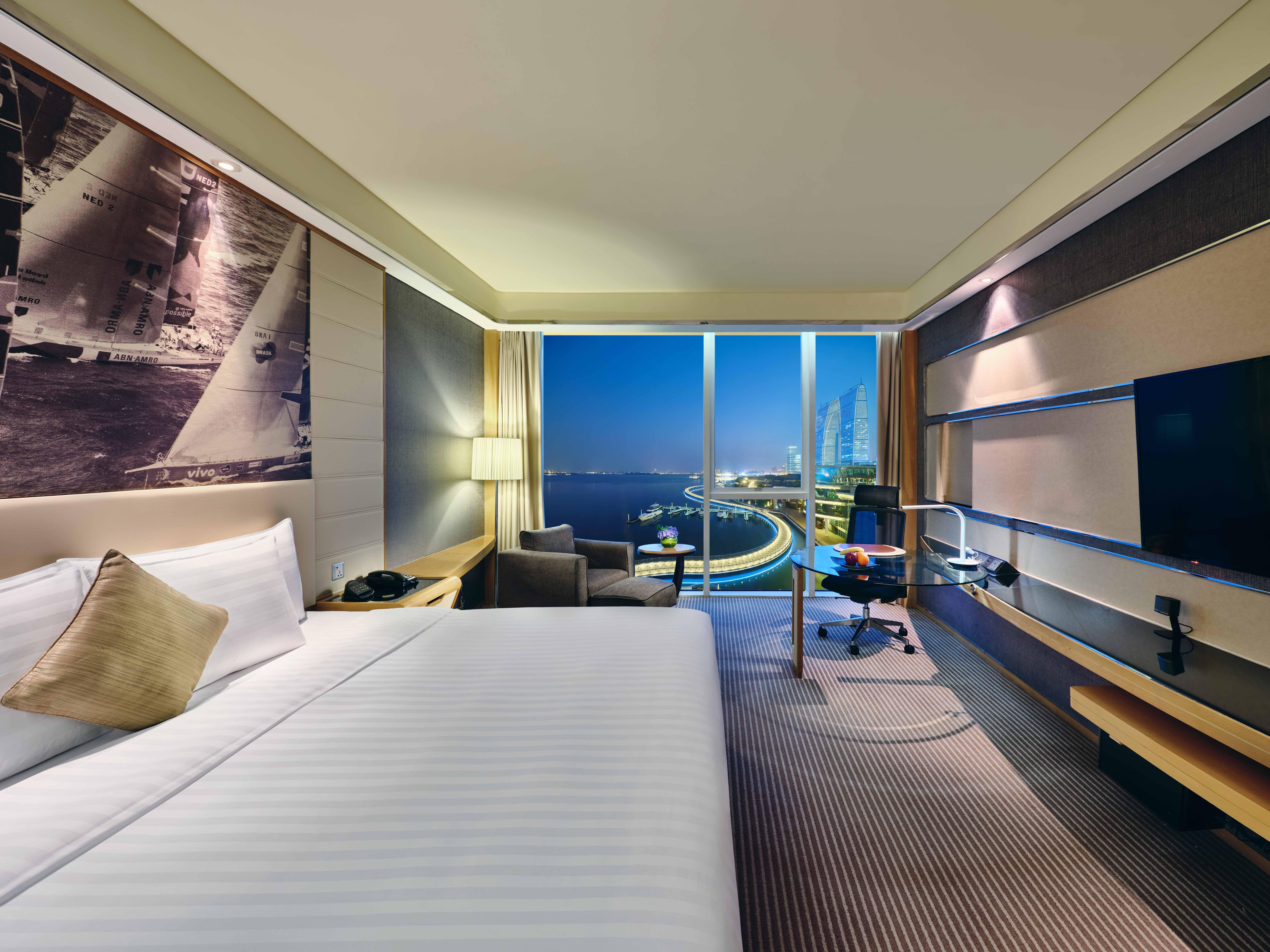Explorer, Suite, King Bed, Lounge Access