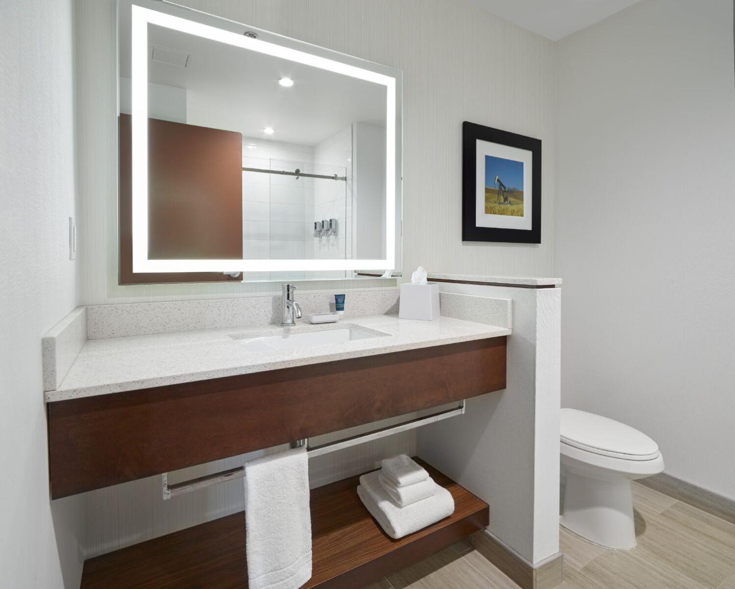 غرفة بسرير كينج وسريرين كوين، FOUR POINTS BY SHERATON SHERWOOD PARK 4/6