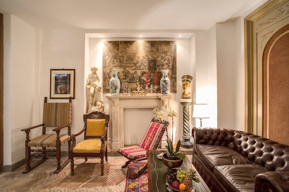 Navona Gallery Suites 24/50