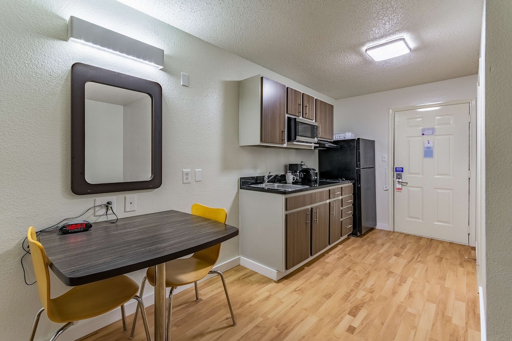 Suburban Studios Dallas Northwest Walnut Hill 29/49