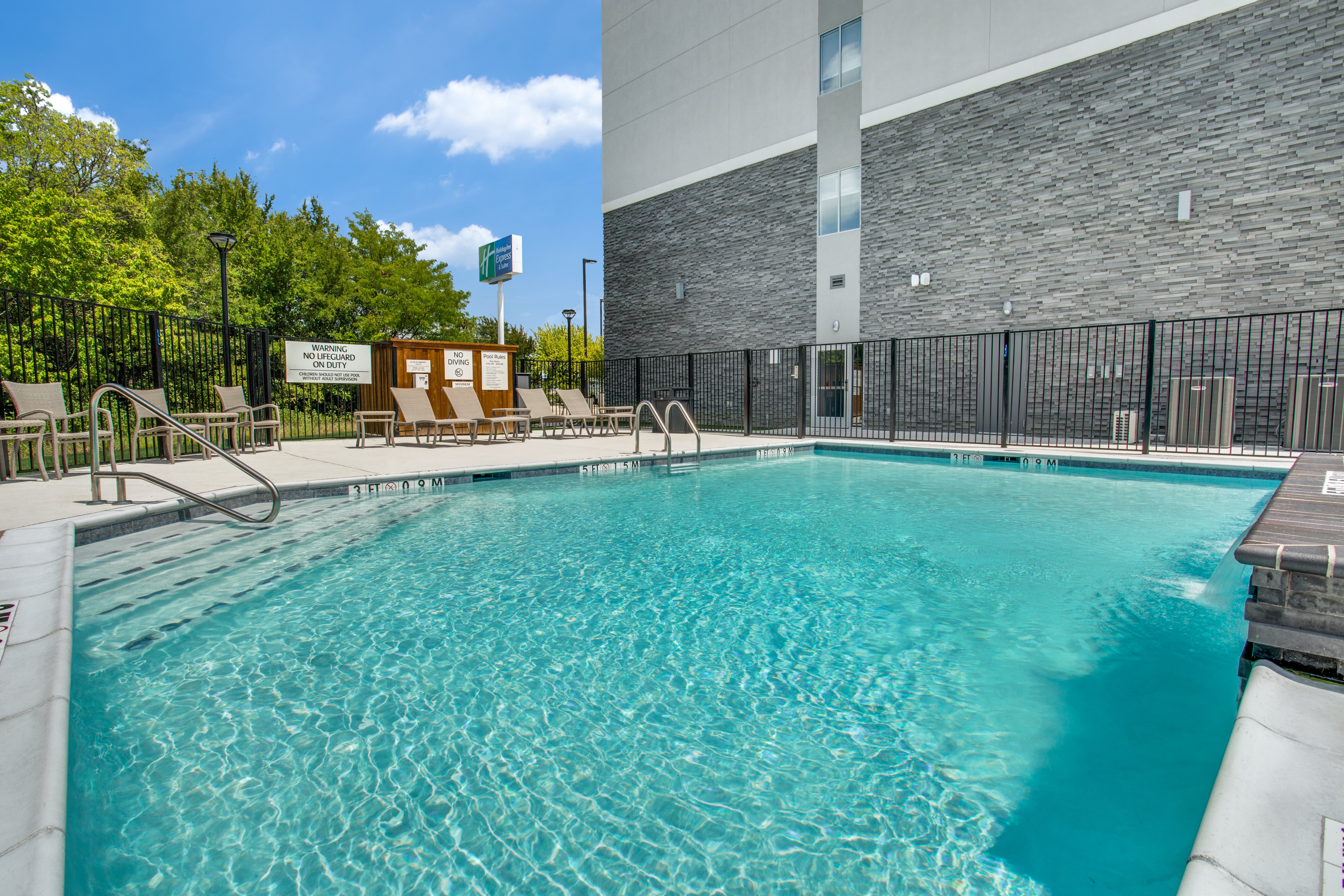 Holiday Inn Express and Suites Denton South 67/71