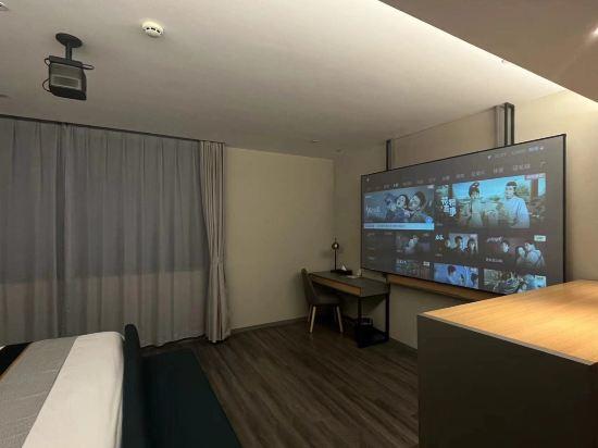 Feature, Queen Bed
