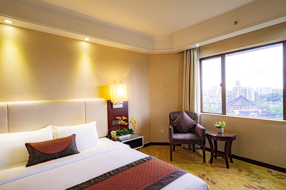 Guangdong Hotel (Sun Yat-sen Memorial Hall Station) 38/73