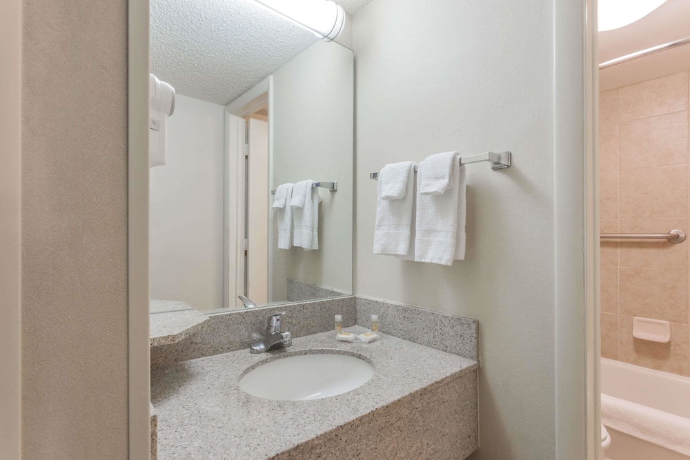 Days Inn & Suites by Wyndham Warren 12/38