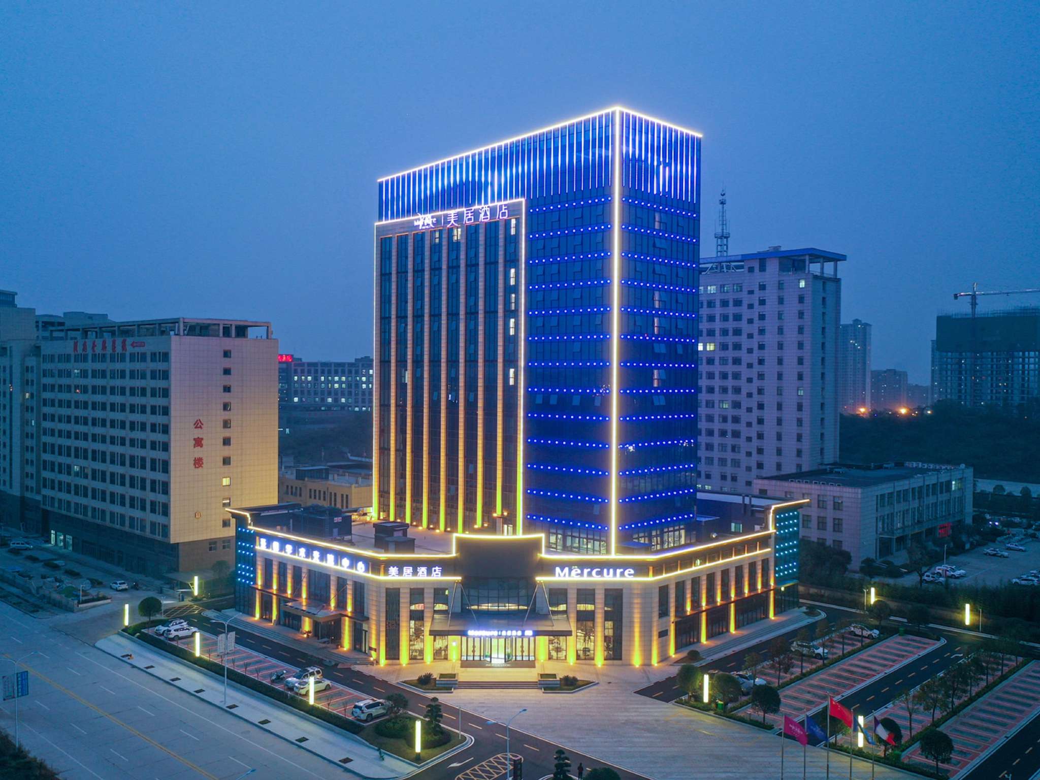 Mercure Xinyang East Railway Station 2/30