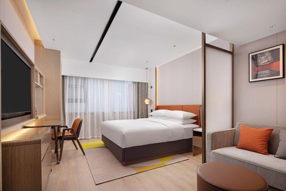 STUDIO, SUITE, KING BED