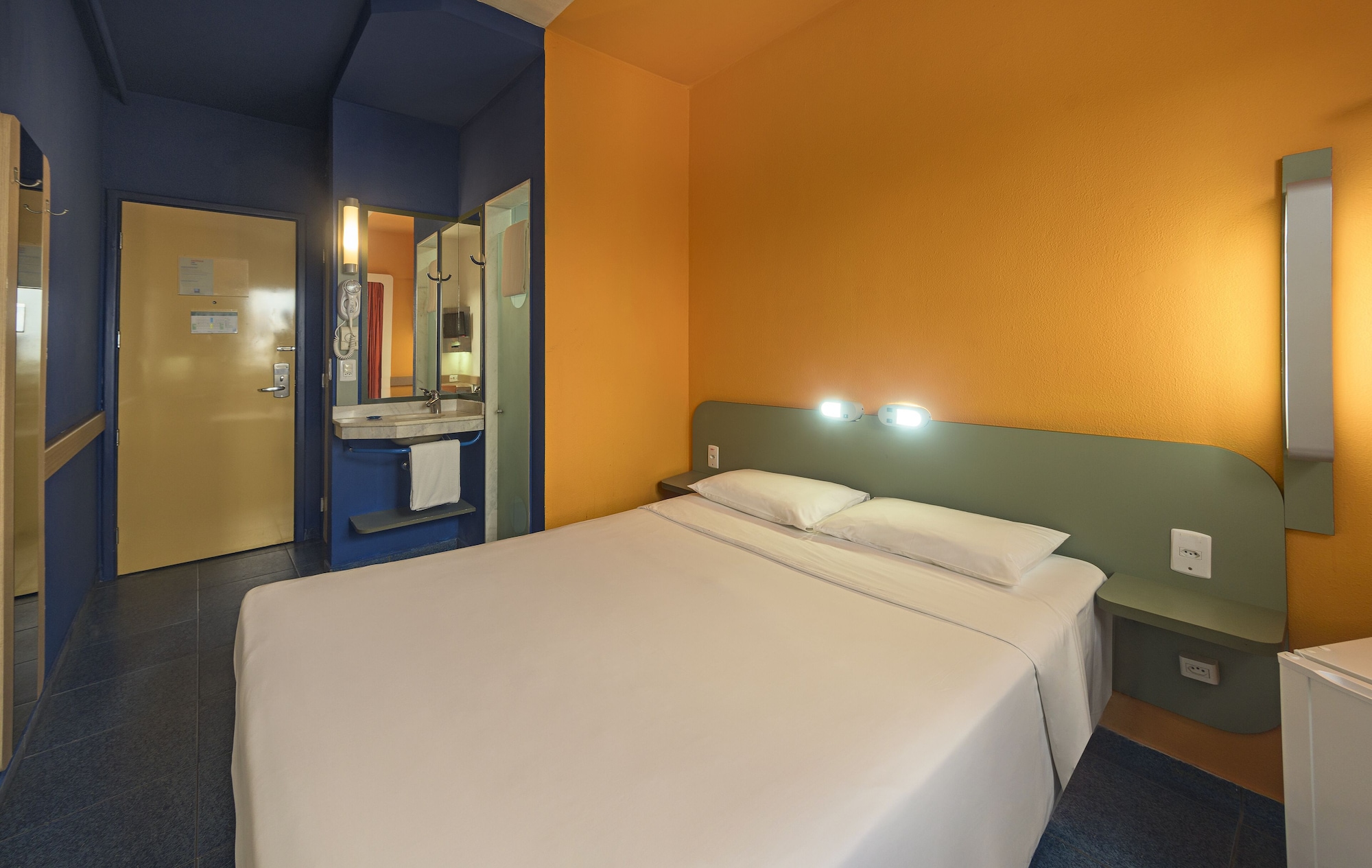 ROOM, DOUBLE BED