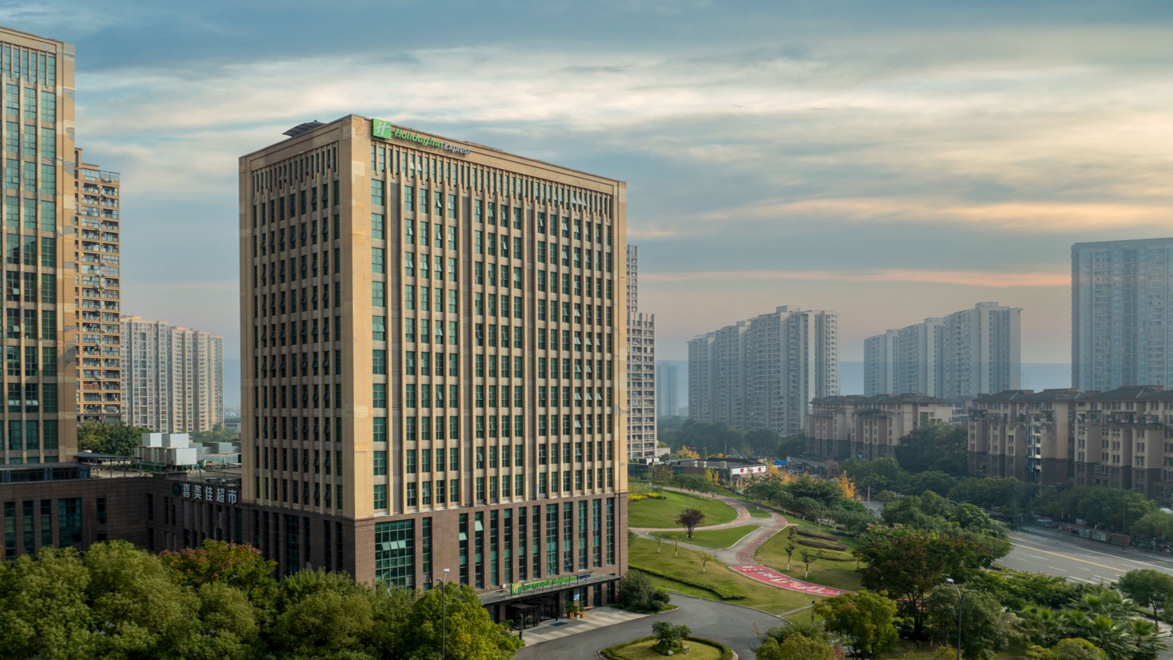 Holiday Inn Express Chongqing University Town 5/55
