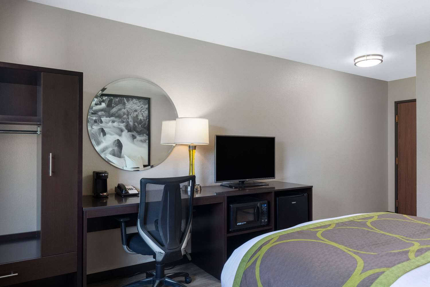 Super 8 by Wyndham St. Regis 19/30