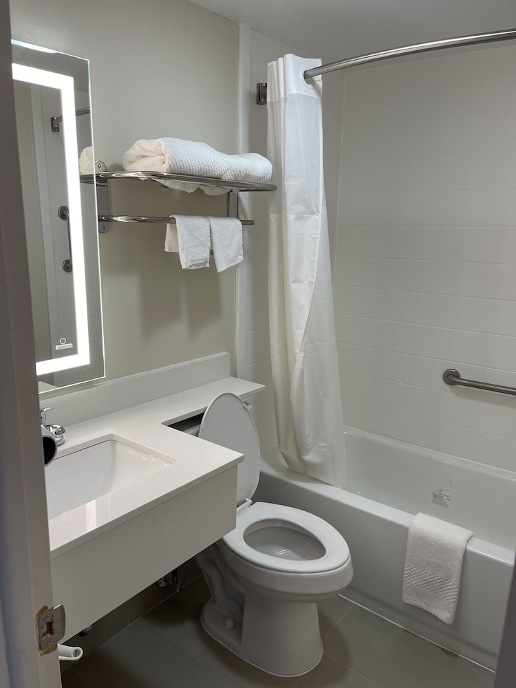 Quality Inn & Suites New Hartford - Utica 14/43