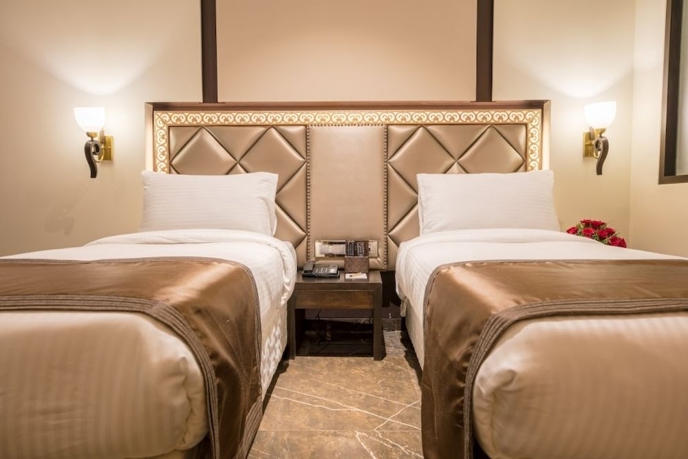 Peninsula Redpine Mumbai 25/58