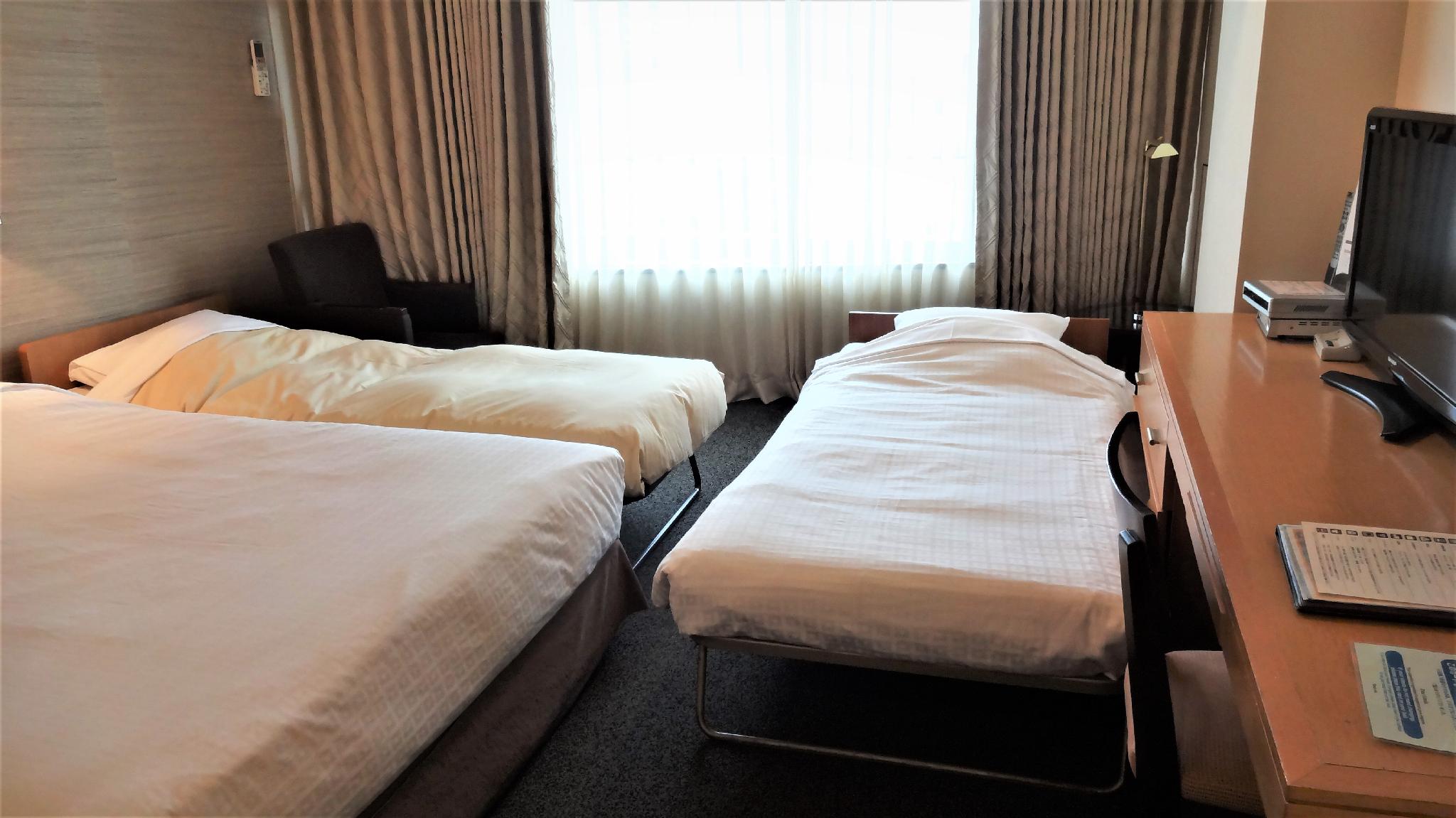 Standard, Double Bed, Two Extra Beds, Smoking