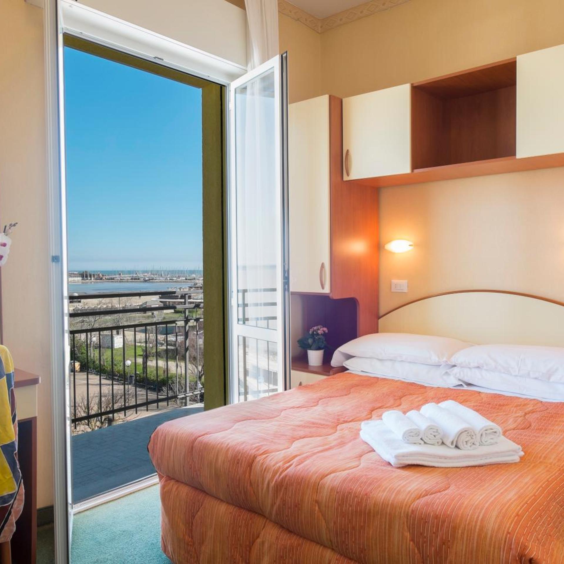 ROOM, SINGLE, DOUBLE BED, PARTIAL SEA VIEW