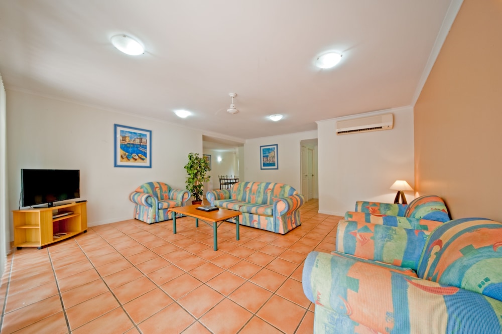At Beach Court Holiday Villas 26/32