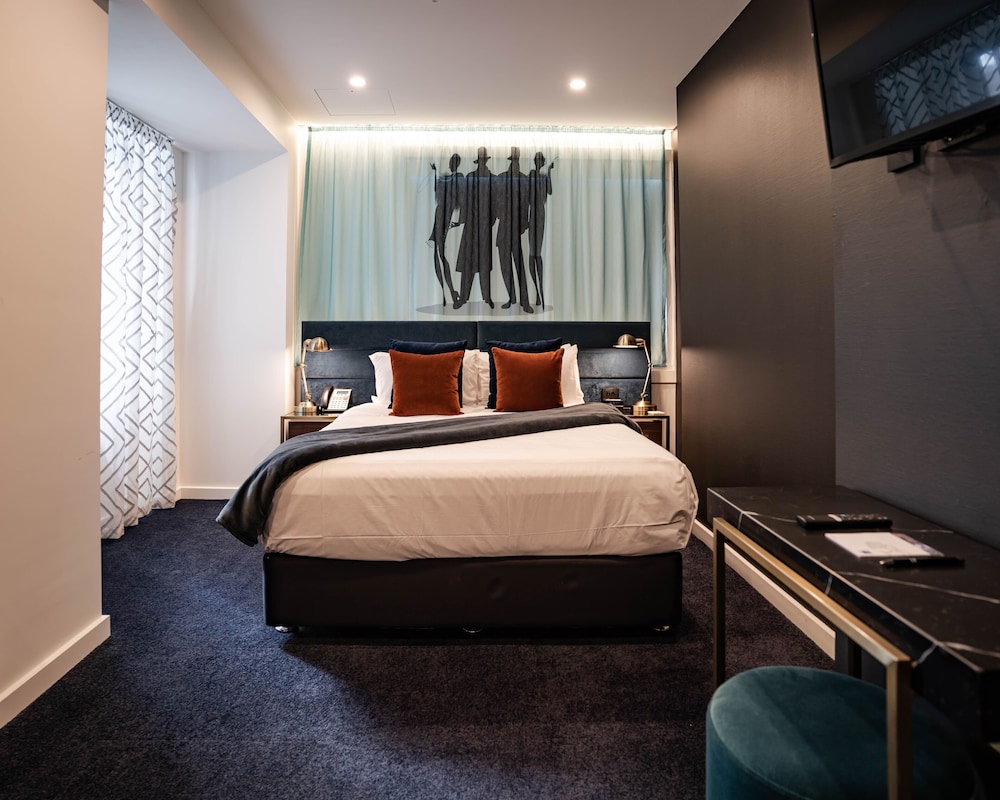 ROOM, QUEEN BED