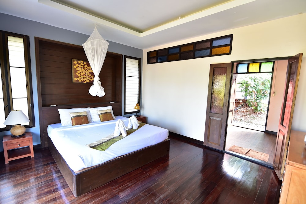 Koh Ngai Thanya Beach Resort 18/65