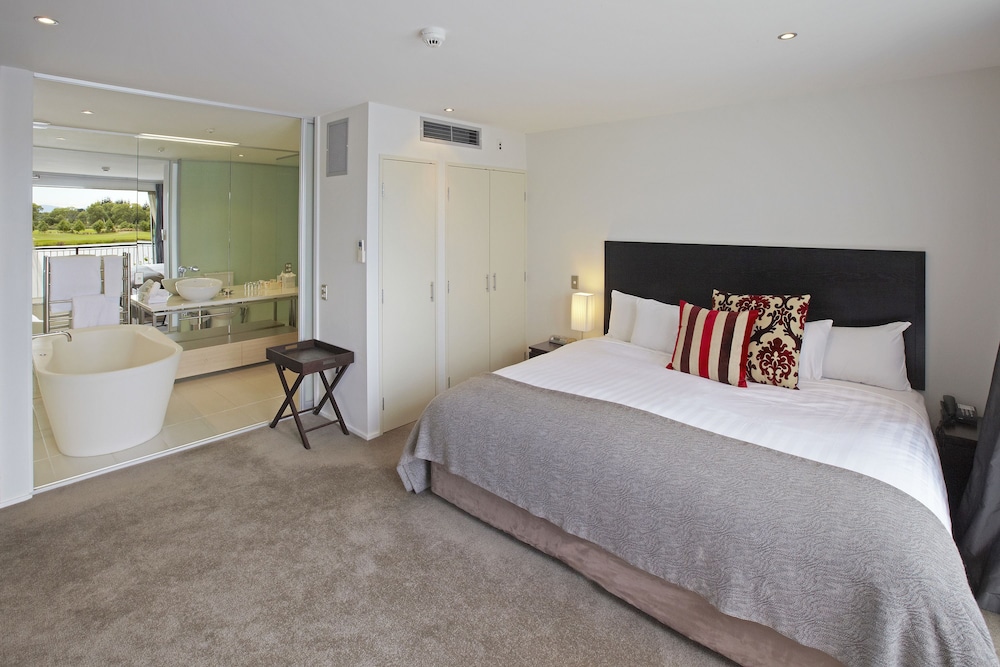 ROOM, LAKE VIEW