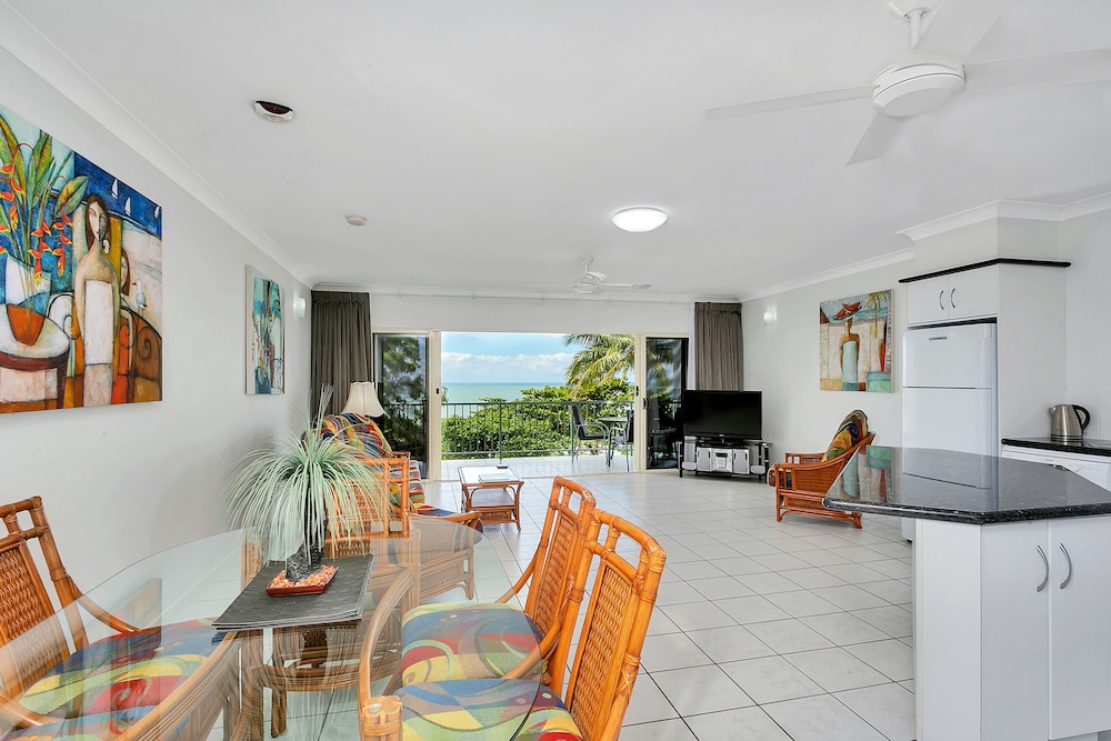 Beachfront Apartments On Trinity Beach 17/50