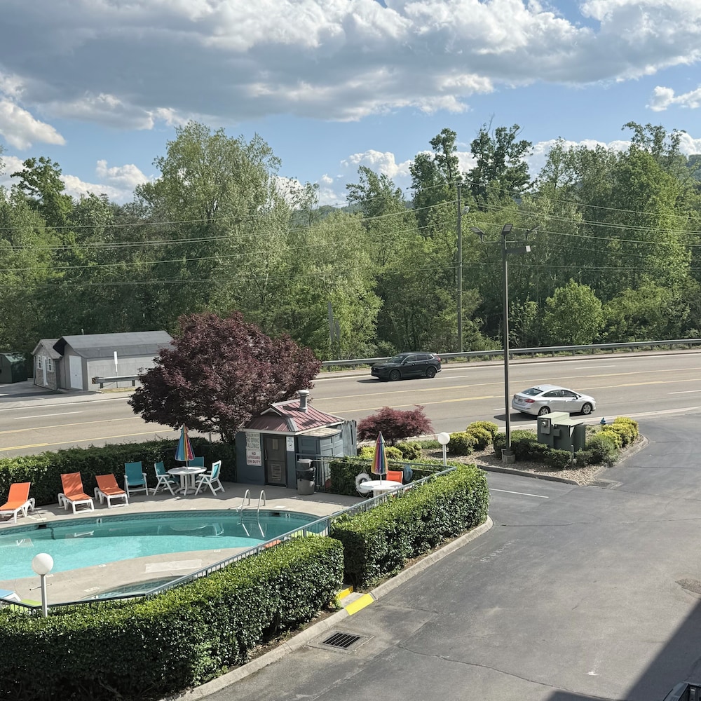 Baymont by Wyndham Pigeon Forge near Island Drive 25/28