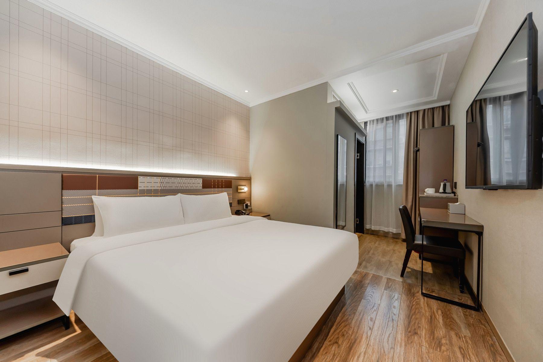 Home Inn Plus (Shanghai Huaihai Road Sinan Road) 19/35