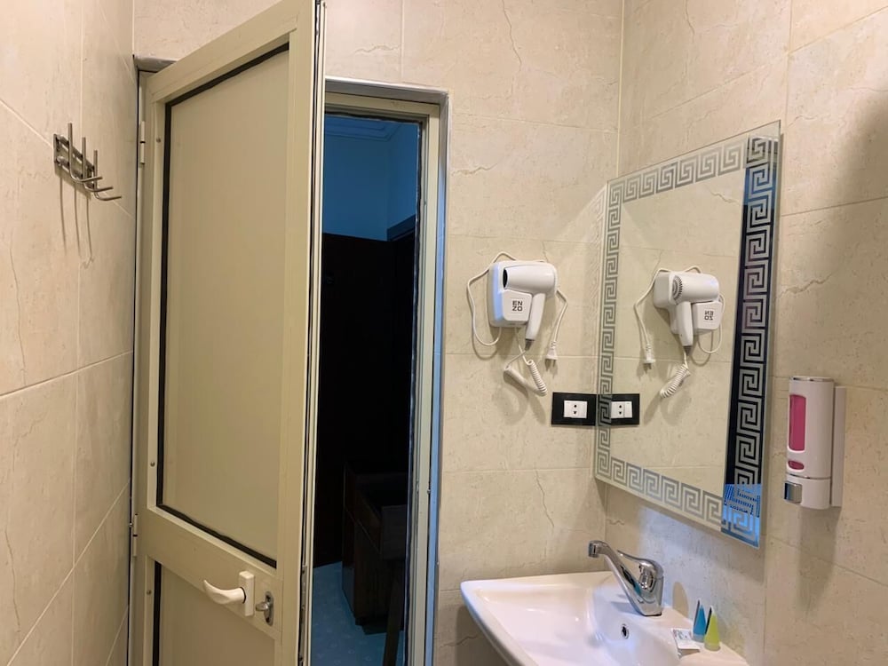 Montana Hotel 53/55
