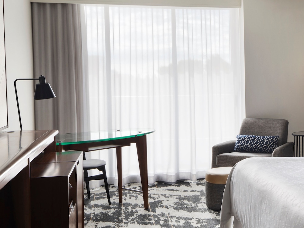 غرفة كلوب بسرير كينج بإطلالة على المدينة، SHERATON VANCOUVER AIRPORT HOTEL 2/3