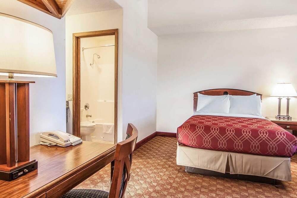 Econo Lodge Inn & Suites Madras 19/41