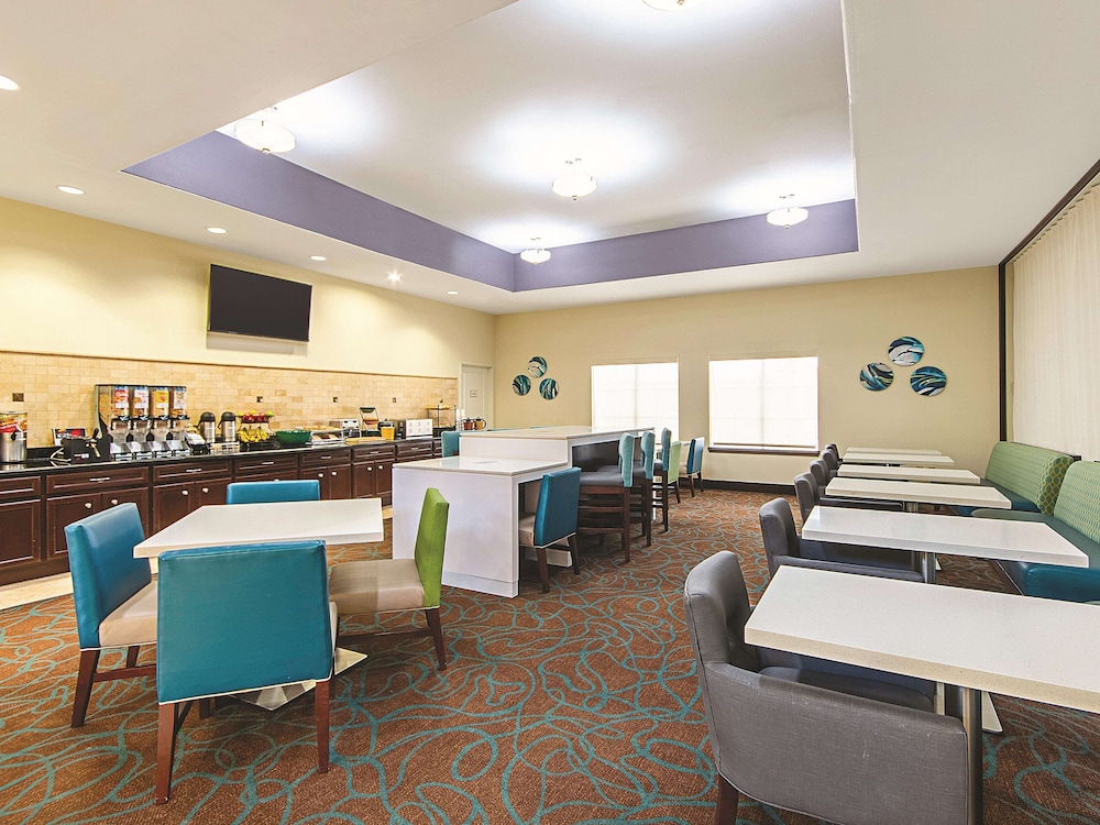 La Quinta Inn & Suites by Wyndham Houston New Caney 15/35