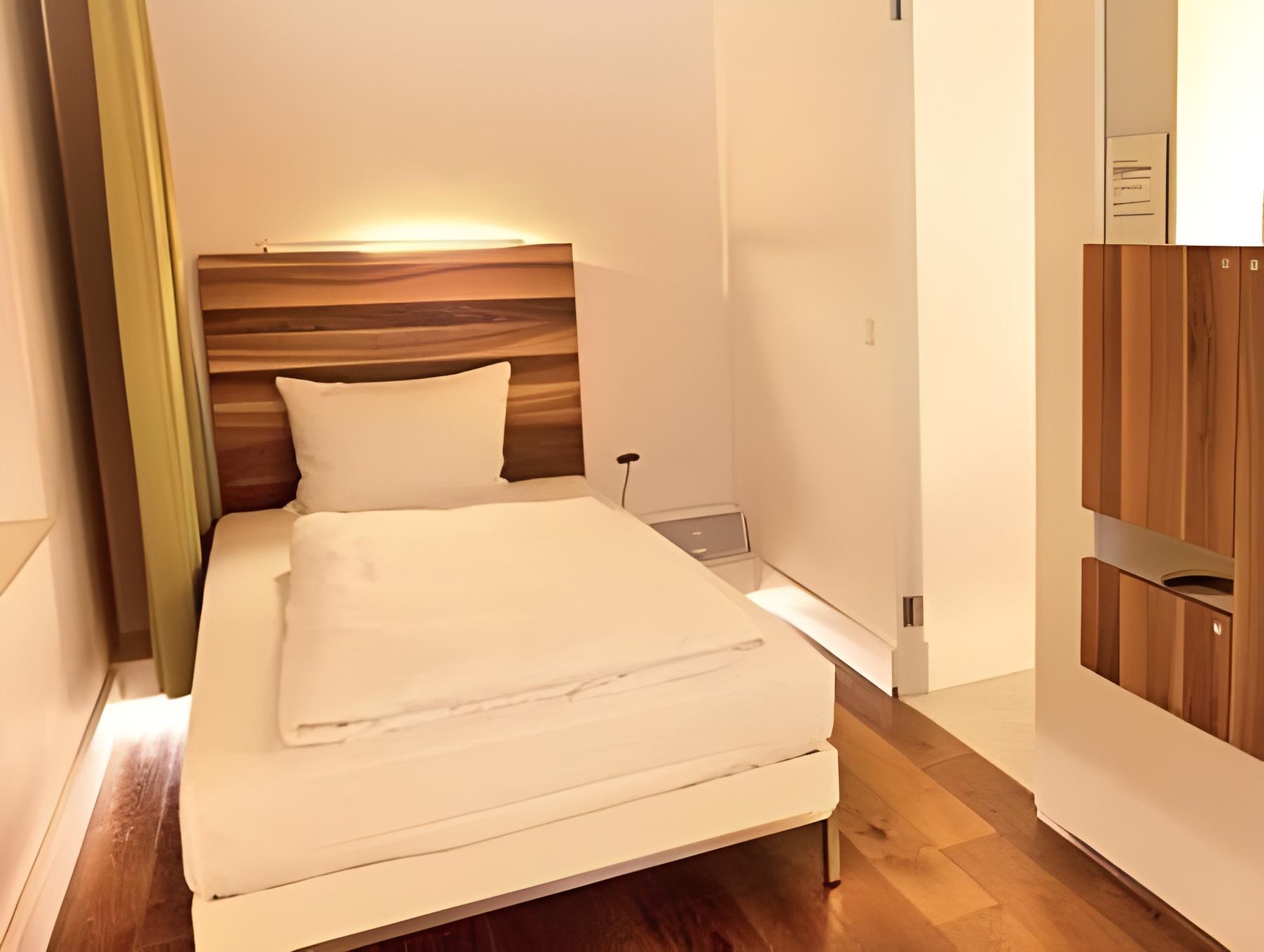 Courtyard, Comfort, Queen Bed