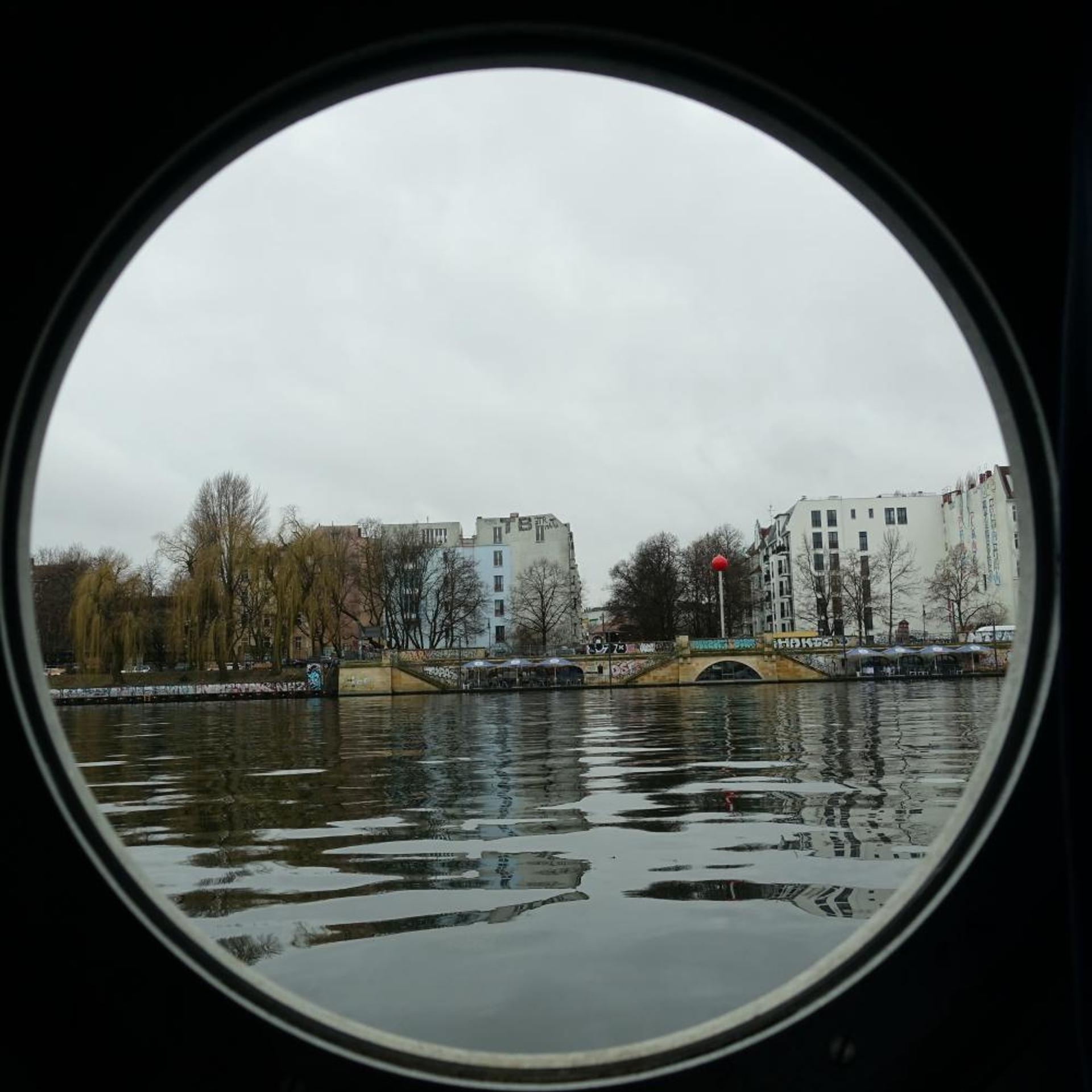 Eastern Comfort Hotel & Hostelboat 32/58