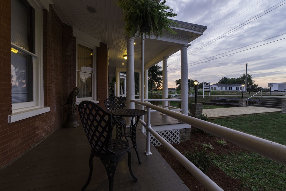 Grand Victorian Inn 32/32