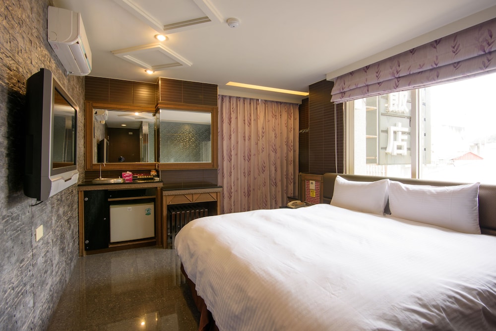 ROOM, DOUBLE BED, PARTIAL LAKE VIEW