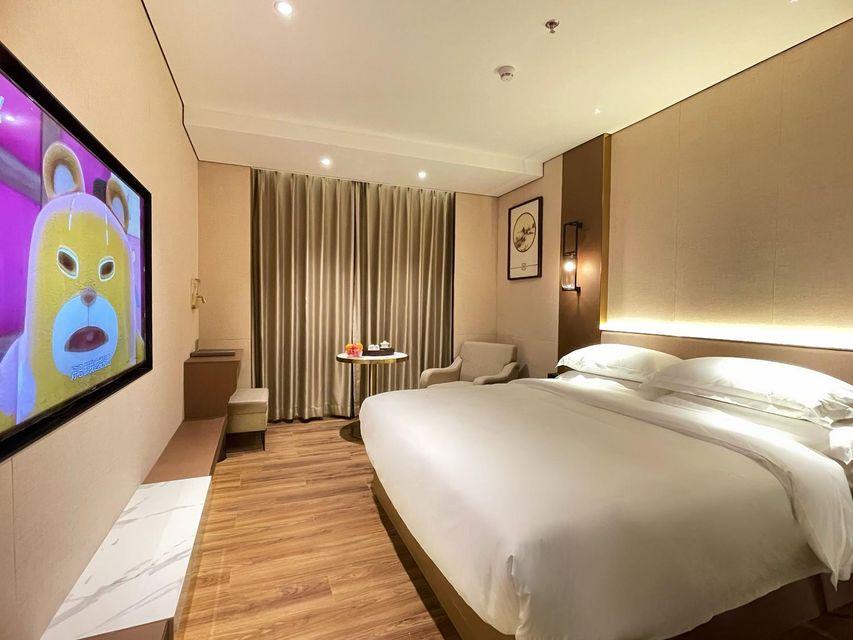 Elegant, Queen Bed