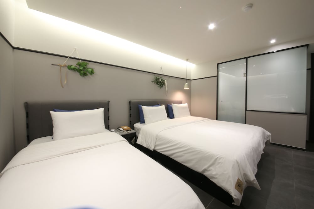 TYPE B, DELUXE, TWIN BEDS