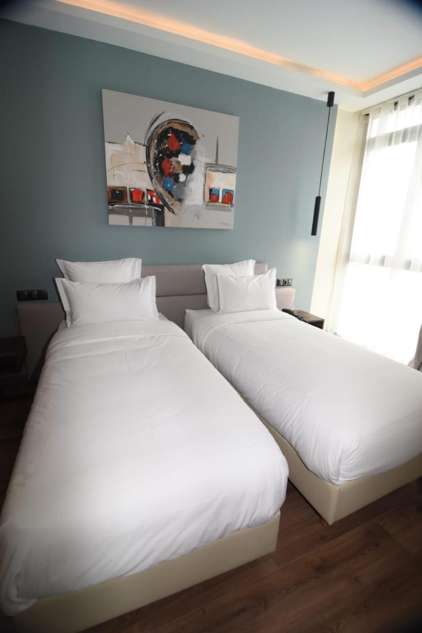ROOM, DOUBLE OR TWIN BED
