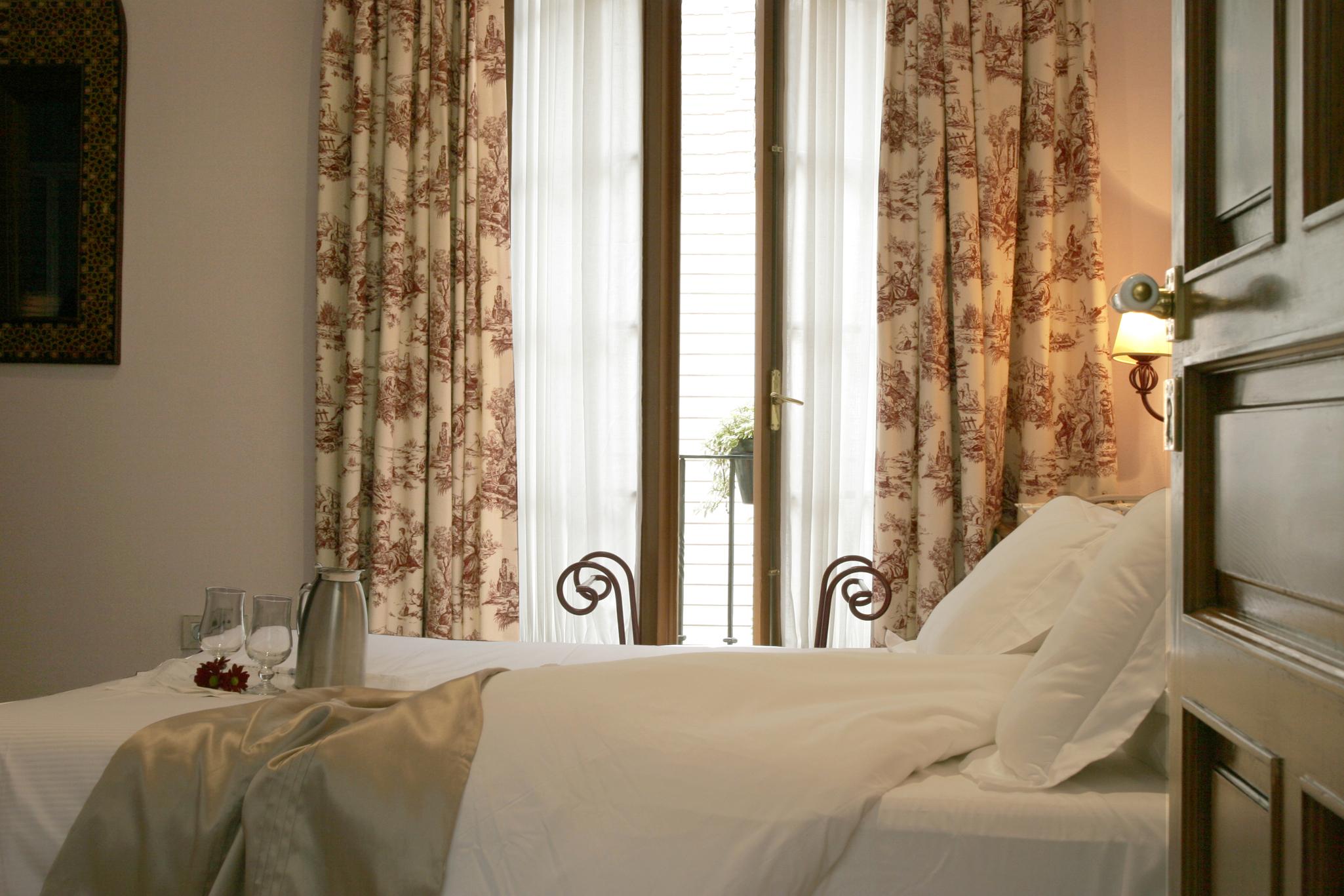 ROOM, SINGLE
